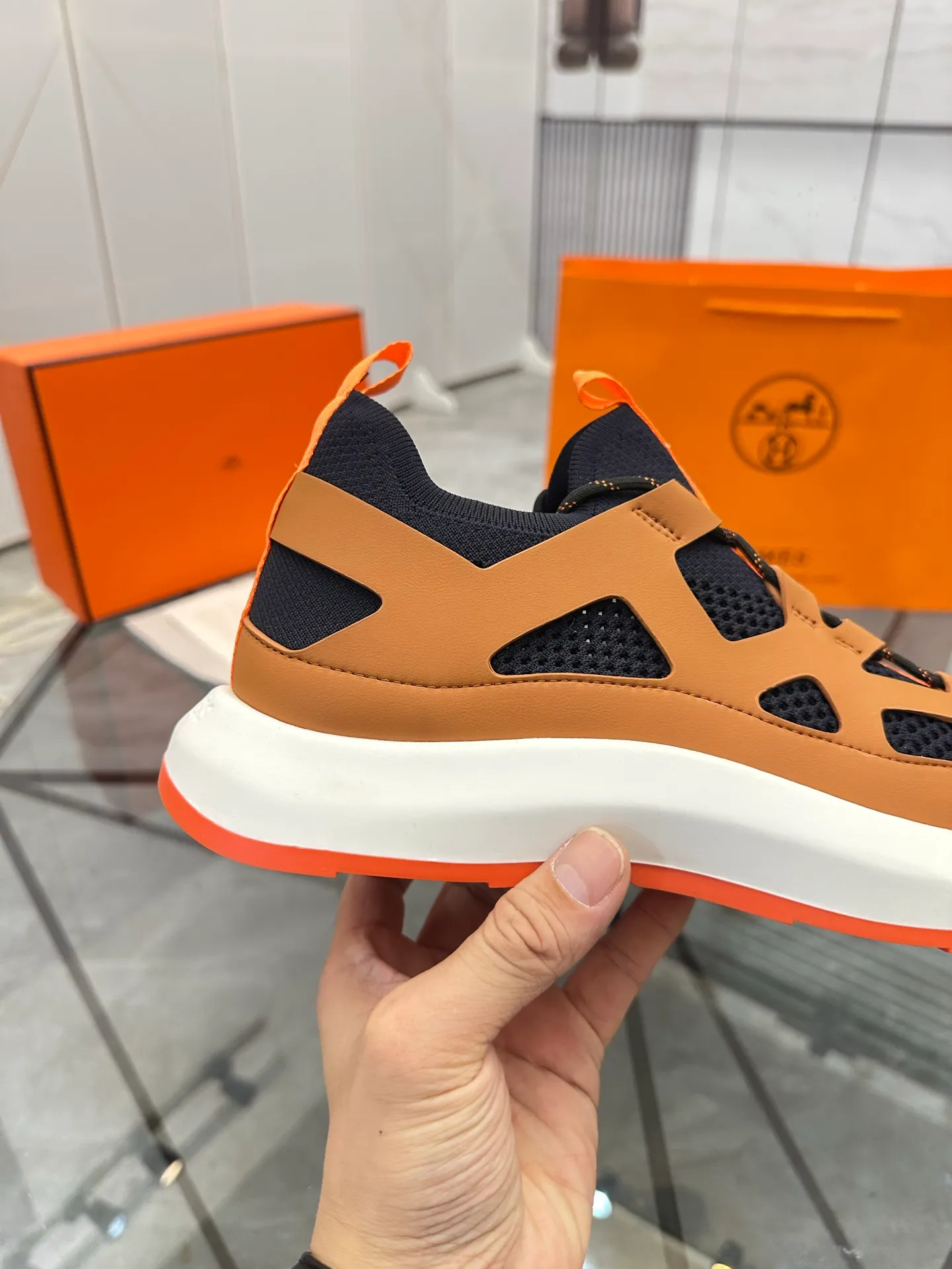 Men's shoes for sale 💰: 💰P660¥ High-end top quality Product trademark: Hermes *"Hermès*" low-top casual shoes Regular size: 38-45 (can be customized to 46) Product materials: upper imported first-layer cowhide stitched with original fabric, original rubber sheet, breathable lining, cowhide foot pads, original outsole. No.: 001